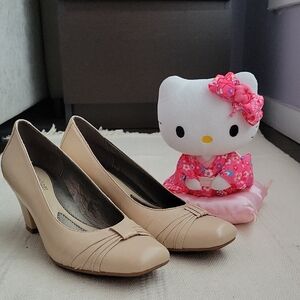 Naturalizer cream heels